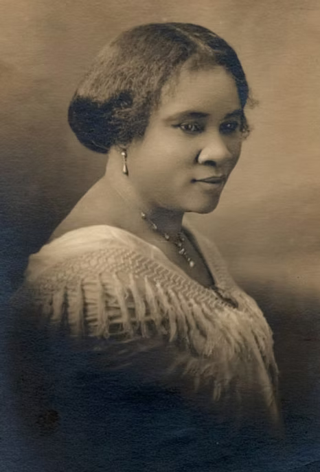 Historisches Schwarz-Weiß-Porträt von Madam C. J. Walker in eleganter Kleidung