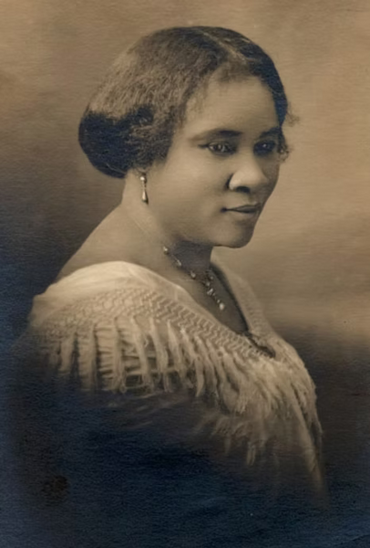 Historisches Schwarz-Weiß-Porträt von Madam C. J. Walker in eleganter Kleidung