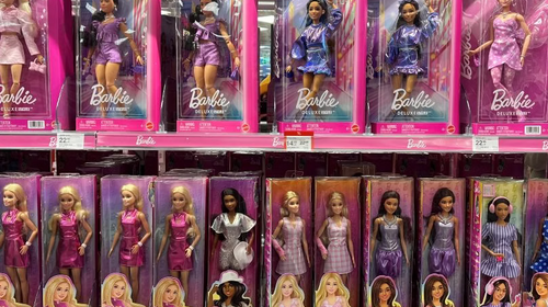 Schwarze Barbie-Puppe im Verkaufsregal