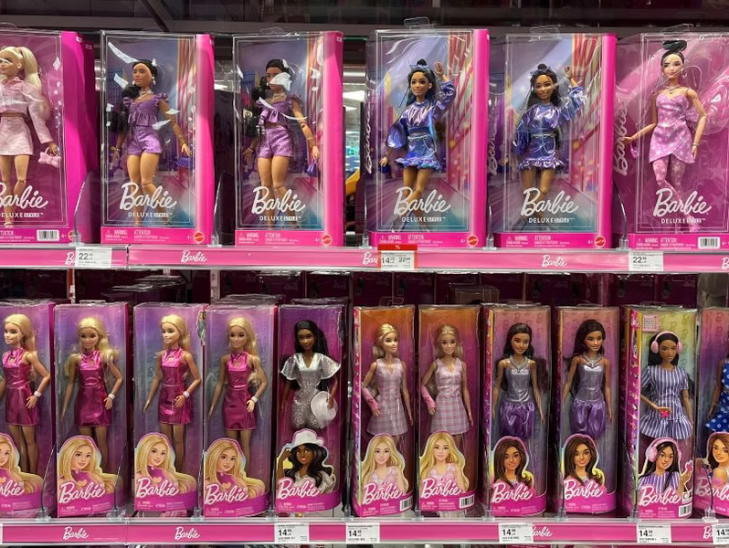 Schwarze Barbie-Puppe im Verkaufsregal
