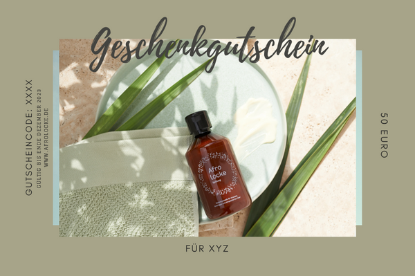Afrolocke Geschenkgutschein in Grün mit Haaröl und Pflanzenblättern