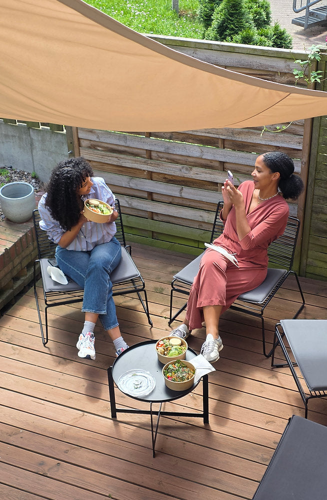Mittagspause des Afrolocke Teams auf der Terrasse